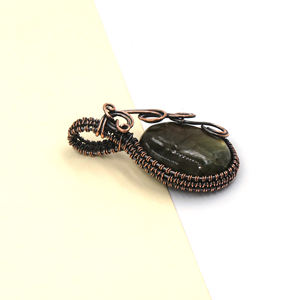 Pendentif ovale en labradorite enroulé sur fil, plaqué or 18 carats, cuivre, 55x30mm, vente en gros |   Bijoux bohèmes faits à la main avec pierres précieuses - Product Image 4