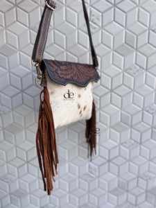 กระเป๋าหนังสลิงลายตะวันตก ตกแต่งด้วยมีดแกะสลัก แต่งพู่หนังสไตล์ยิปซี วินเทจ โบโฮ ทำมือ ขนสัตว์แท้ ใช้ได้หลากหลาย - Product Image 2