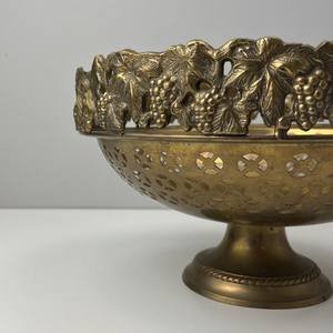 Cuenco de latón de gran venta que brilla como un recuerdo tradicional colocado con orgullo en la mesa de comedor. - Product Image 6