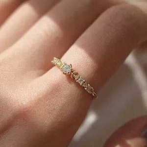 แหวนหมั้นเพชรจำลองทรงกลม 2 กะรัต ชุบทองคำเหลือง 14k - Product Image 2