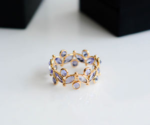 Tiara de Tanzanita Lavender Twilight: Anillo de banda llamativo de oro de 18 quilates con marquesa y circonitas redondas festoneadas - Product Image 5