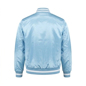 Chaqueta Universitaria Azul Claro para Hombre con Ribete Blanco, Cierre de Botones, Estilo Casual Universitario, Corte Regular, Forro de Satén - Product Image 2