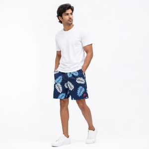 Pantalones cortos deportivos para hombre hechos con tela ligera y transpirable que proporciona comodidad, flexibilidad y rendimiento duradero. - Product Image 1