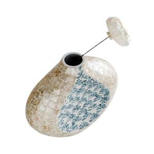 Vase rond artisanal en nacre avec glaçure craquelée et motif éventail bleu pour présentation florale sur table - Product Image 2