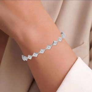 Magnifique bracelet tennis en or rose 9 carats avec diamants de laboratoire en forme de losange de 6,12 carats et sertissage clos - Product Image 5