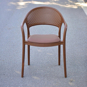 Chaise en plastique moulé de style King, couleur marron, avec coussin en cuir - Une chaise de jardin idéale pour un acheteur avisé - Product Image 1
