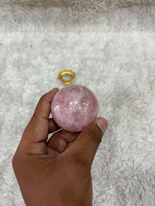 Sphère de quartz rose avec une délicate coloration rosée, translucidité nuageuse, aspect soyeux, contours arrondis et finition polie raffinée. - Product Image 2