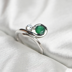 Anillo de Compromiso, Boda o Aniversario para Mujer con Piedra de Ónix Verde Natural, Oro de 14K y Plata de Ley 925 con Engaste de Garras, Gema Verde - Product Image 3