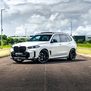 Véhicule utilitaire sport BMW X5 de luxe avec des systèmes de sécurité modernes, des fonctionnalités de divertissement avancées et une capacité d'accueil confortable - Product Image 6