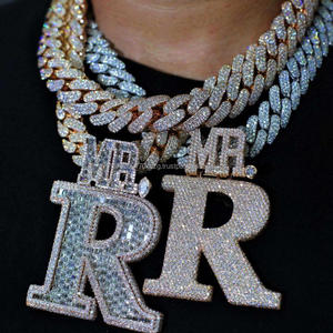 Colgante con Monograma R Brillante con Superficie de Diamante Moissanite, Joyería Moderna Inspirada en el Hip Hop para Venta al Por Mayor - Product Image 1