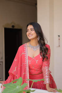 ชุดเดรสยาวคอวีคอวีสำหรับ2024ฤดูร้อนผ้าจอร์เจียสำหรับผู้หญิงทำงานปักลำดับงานงานเทศกาล lehenga choli - Product Image 2