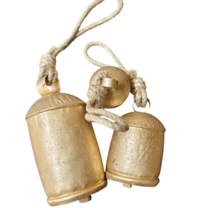 Juego de campanas rústicas de metal dorado, adornos colgantes navideños vintage, campanas de armonía de latón antiguo en cuerda de yute para el hogar en época navideña - Product Image 1