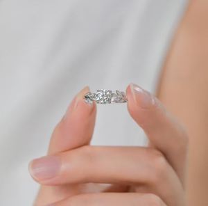 Bague en argent sterling avec pierre de moissanite 1 carat et feuille, taille ajustable, bijoux botaniques - Product Image 2