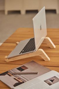 Support pour ordinateur portable en bois fait main, finition lisse, support de bureau moderne, rehausseur de table écologique pour la maison et le bureau - Product Image 6