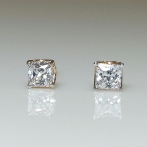 Pendientes de Diamantes Cultivados en Laboratorio con Corte Princesa, 0.50 ct, Oro Amarillo de 14K, Minimalistas y Elegantes, Regalo para Mujeres e Hijas - Product Image 2