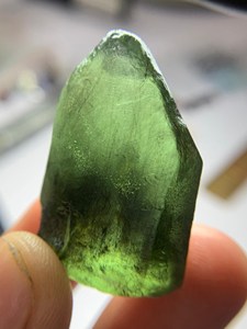 Lote de Cristales Verdes de Peridoto Rutilado Natural en Bruto con Inclusiones Rutiladas Raras, Calidad de Corte para Facetado - Product Image 5