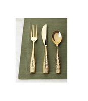 Ensemble de couverts en métal minimaliste moderne pour une cuisine contemporaine et une mise en scène de table élégante