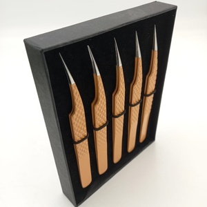 Pinzas Profesionales Personalizadas para Extensión de Pestañas, Agarre Fuerte, Punta de Fibra de Acero Sostenible, Acero Inoxidable Japonés - Product Image 4