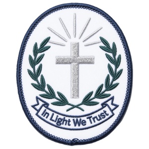 Écussons brodés, badges brodés, écussons ovales tissés, Croix en argent avec inscription 'In Light We Trust', badge blanc, bleu foncé - Product Image 1