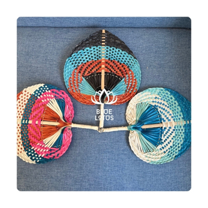 Éventail en feuille de palmier tissé à la main de qualité supérieure pour la décoration murale des restaurants thématiques et la recherche de souvenirs artisanaux créatifs pour les boutiques. - Product Image 1