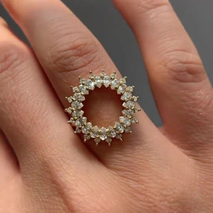 Bague élégante en or massif, forme ronde, avec diamants blancs taille poire et taille princesse sertis à griffes, motif cercle ouvert, pour femme, idéale pour les soirées. - Product Image 2