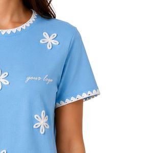 T-shirt pour femme bleu ciel brodé de fleurs, bordure contrastante blanche, col rond, manches courtes, décontracté, mode, OEM ODM, vêtements personnalisés - Product Image 4