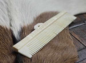 Peine de Hueso de Búfalo Estilo Vikingo Hecho a Mano, Ecológico, Pulido, Estilo Animal, Peine Medieval para el Cabello - Product Image 2