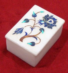 Beau marbre blanc fait à la main avec une finition fine et lisse polie forme rectangulaire incrustation de fleurs Design bijoux coffrets cadeaux - Product Image 4