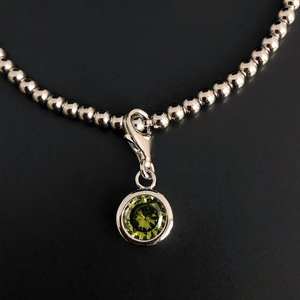 Bracelet à breloques en argent sterling avec pierre de naissance de août (peridot), cadeau pour femme - Product Image 2