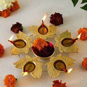 Candélabre circulaire en métal avec supports pour diya, pour les activités religieuses et les décorations festives - Product Image 1