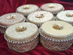 Boîte à Laddu en Brocart avec Fleur Gota en Acier Inoxydable – Vente en Gros |   Faveur de mariage indienne, punjabi, pakistanaise |   Boîte de fruits secs 250g, 500g - Product Image 3