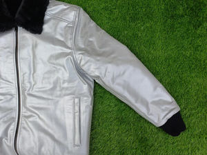 แจ็คเก็ตบอมเบอร์หนังสีเงินคุณภาพพรีเมียมสั่งทำพิเศษ พร้อมปกขนสัตว์เทียม ดีไซน์แฟชั่นสำหรับฤดูหนาว ซิปหน้า เสื้อคลุมผู้ชาย - Product Image 2