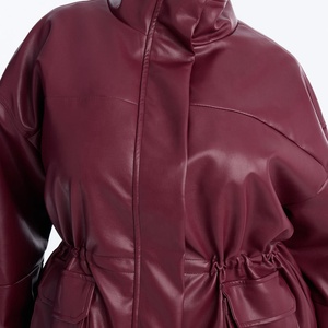 Chaqueta de Cuero Sintético Borgoña Personalizada para Mujer, Cuello Alto, Corte Holgado, Bolsillos Tipo Cargo, Chaqueta Utilitaria de PU, Ropa de Calle para Otoño e Invierno - Product Image 3