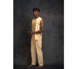Conjunto de Dos Piezas para Hombre, Camiseta sin Mangas y Pantalones Deportivos, Color Sólido, Transpirable, Ropa Casual, Ropa de Yoga, Corte Corto - Product Image 1