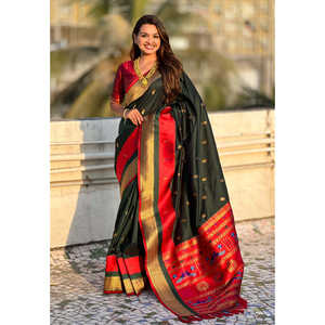 Sari de Seda Paithani Elite Weaves con Borde de Satén Muniya, Color Verde Botella, Sari Étnico con Detalles Intrincados - Product Image 1