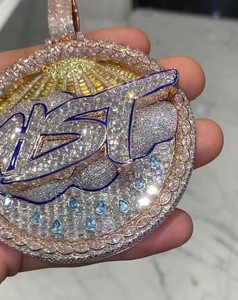 Collar con Colgante de Letra Personalizada con Diamantes Cultivados en Laboratorio y Piedras Laterales Azules, Estilo Urbano con Medalla Circular - Product Image 2