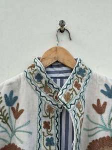 Chaqueta de terciopelo para mujer, talla única, con bordado Suzani hecho a mano, estilo bohemio, moda india, diseño de manga larga. - Product Image 5
