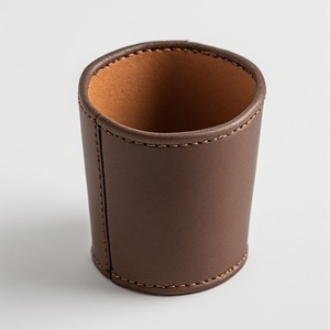 Mini pot en cuir artisanal de qualité supérieure, conçu pour l'affichage de plantes compactes, avec un style élégant et une caractéristique artisanale distinctive - Product Image 1