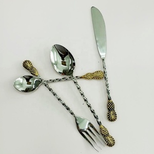 Ensemble de couverts en argent plaqué argent de conception premium du Portugal avec un design torsadé argenté et une poignée en forme d'ananas doré - Product Image 3