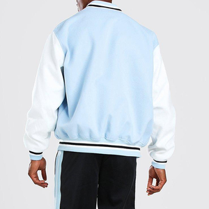 Prenda esencial de estilo urbano para hombre con mangas anchas, cierre frontal con botones a presión y costuras reforzadas con doble costura. - Product Image 2