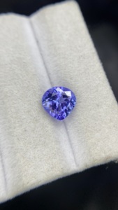 Pierre naturelle certifiée Tanzanite Zoisite naturelle taille cœur 8 MM avec excellente couleur et lustre, 1,93 carat, nette à la loupe - Product Image 6