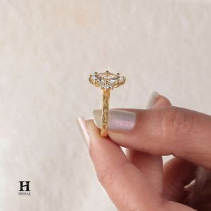 Anillo de compromiso vintage con diamante de laboratorio talla marquesa, banda grabada con patrón en oro amarillo de 14K, anillo tipo racimo - Product Image 5