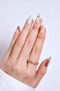 Uñas postizas de lujo con joyas, venta al por mayor, fábrica OEM ODM, forma almendrada, personalizadas, color nude con línea dorada, uñas a presión. - Product Image 2