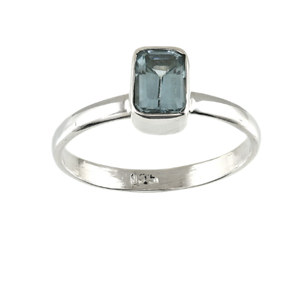 Bague en argent 925 avec topaze bleue taille émeraude, sertie clos, minimaliste, géométrique, pour femme, à porter au quotidien - Product Image 1