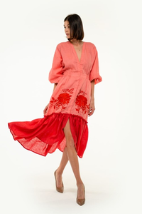 เดรสผ้าฝ้ายปักลายดอกไม้สไตล์โบฮีเมียนสำหรับผู้หญิง สีคอรัล คอวี แขนพอง ทรงหลวม ชายกระโปรงเป็นชั้นๆ - Product Image 2