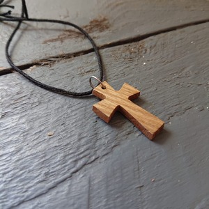 Collar con Colgante de Cruz de Madera, Acabado Natural, Cordón Negro, Joyería Religiosa Sencilla - Product Image 3