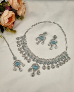 Parure de bijoux ethniques pour femme en plaqué rhodium avec collier, boucles d'oreilles et mangtika, ornée de pierres CZ taille ovale – Vente en gros - Product Image 4