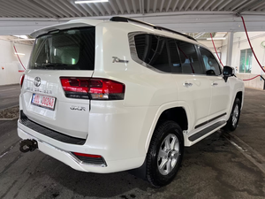 โตโยต้า แลนด์ ครุยเซอร์ 300 3.5 ลิตร V6 รถ SUV ระดับหรูหุ้มเกราะ (ระดับการป้องกัน B) - Product Image 4