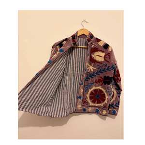 Chaqueta de terciopelo Suzani de lujo, bordada, estilo indio, hecha a mano, estilo bohemio, étnica, para mujer, ropa de abrigo de diseñador premium. - Product Image 4