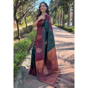 ชุดราตรีผ้าไหมเนื้อนุ่มสีเขียวขวด ประดับลายดอกไม้ขอบตัดกันด้วยดิ้นทอง น้ำหนัก 0.65 กรัม - Product Image 1